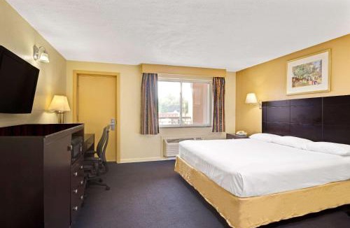 Milford Hotel | Super 8 by Wyndham Milford/New Haven
