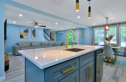 Methuen House | Superb 4-bedroom 2 bathroom unit 30 minutes from Boston with fire pit/hot tub