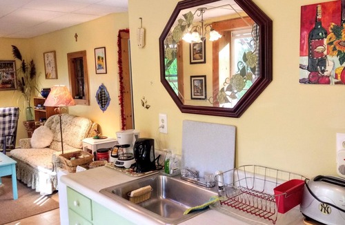 New Paltz Apartment | SUPERB VILLAGE LOCATION! SWEET APARTMENT w/PRIVATE DECK in historic district