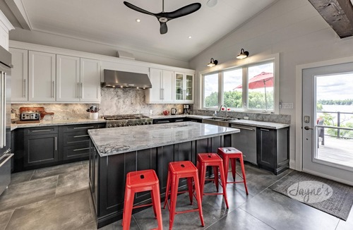 Gravenhurst Cottage | SW Exposure at this 4 bdrm, 3 bath cottage with stunning views of Lake Muskoka!
