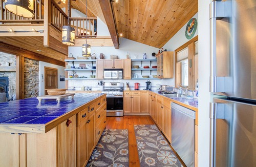 Bearsville Cabin | Sweeping Mountain-View Cabin, Woodstock Escape