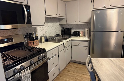 Amesbury Apartment | Terrific 2-bedroom apartment in charming Amesbury