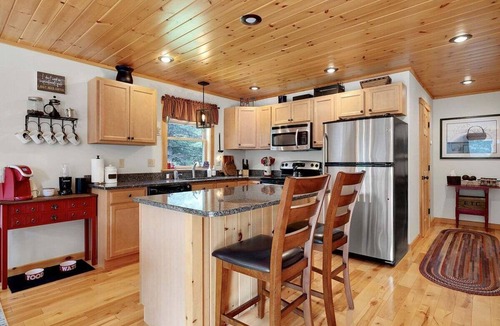 Bethel Cabin | The Après Inn w/Hot Tub and Fireplace!