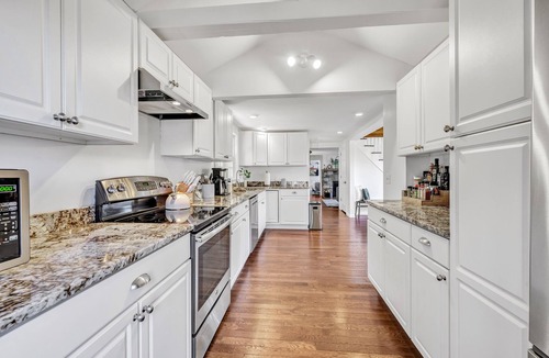 Bridgewater House | The Art House: 5-Acre, Private Getaway with Fireplace
