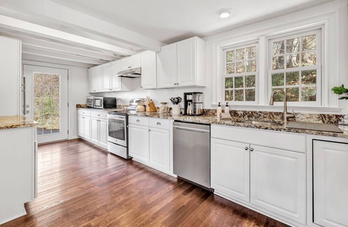 Bridgewater House | The Art House: 5-Acre, Private Getaway with Fireplace