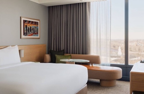 Lower Allston Hotel | The Atlas Hotel | King Room Minutes to Boston University | Near Harvard