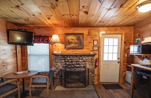 Lincoln Cabin | The Beaver Pond Riverside Getaway at the PEMICABINS