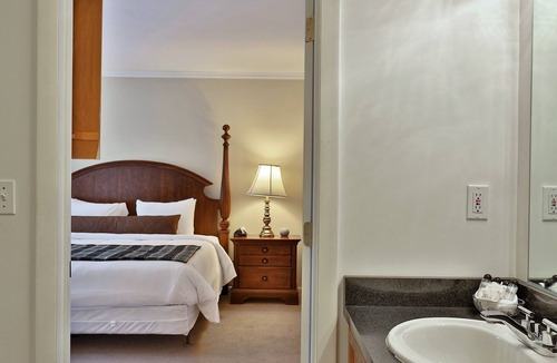 Killington Cabin | The Birch Ridge: English Gentleman's Room #9 - King Suite In Killington, Vermont. Hot Tub. 1 Bedroom Home