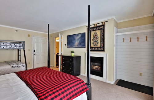 Killington Cabin | The Birch Ridge: Family Room #6 - Queen/bunkbed Suite In Killington, Vermont 1 Bedroom Hotel Room