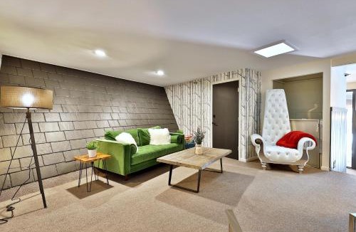 Killington Cabin | The Birch Ridge- Lace Room #3 - Queen Suite in Renovated Killington Lodge, Hot tubs, home