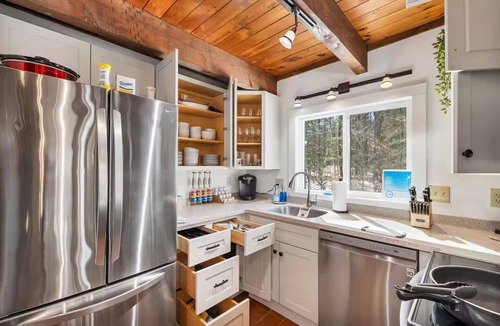 Bartlett House | The Bubbly Bear - Attitash, N Conway, Relaxed Luxe