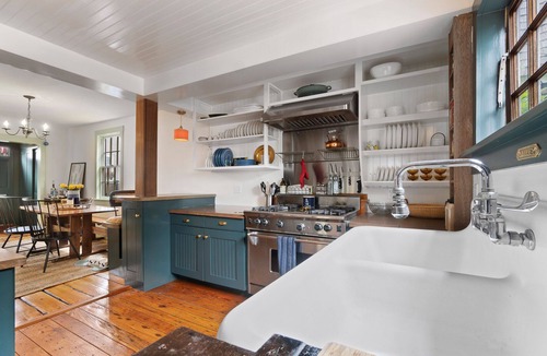 Newport House | The Captain's Cottage - Walk to Everything!