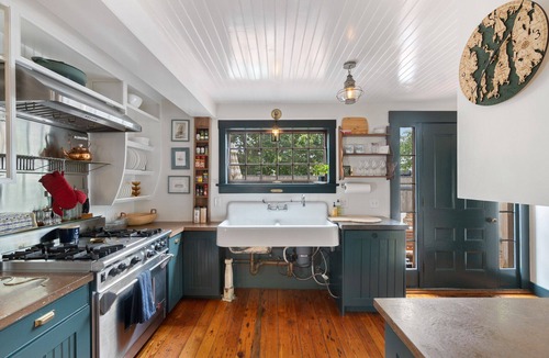 Newport House | The Captain's Cottage - Walk to Everything!