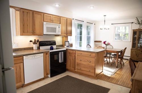 Pemaquid Beach House | The Coastal Cottage | Walk to Pemaquid Beach | Fire Pit & Family-Friendly Retreat