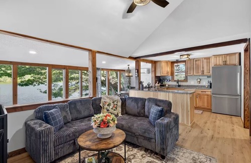 Colchester Cabin | The Colchester Cottage- a lakefront retreat