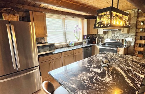 Oneonta House | The Cooperstown Cabin, 8min to All Star Village, 15min to Dreams Park, Sleeps 10