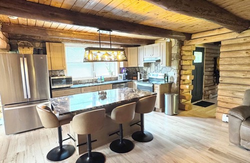 Oneonta House | The Cooperstown Cabin, 8min to All Star Village, 15min to Dreams Park, Sleeps 10