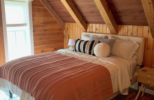 Drewsville Cottage | The Cortland Cottage-Cozy Post & Beam cottage w/hot tub in historic Walpole, NH