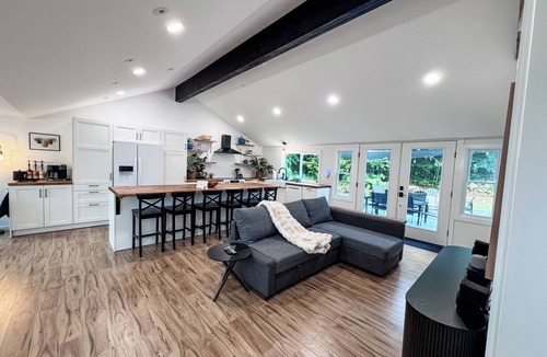 Huntington Cottage | The Cottage at Quill Hollow -Family friendly w/central AC & high end appliances
