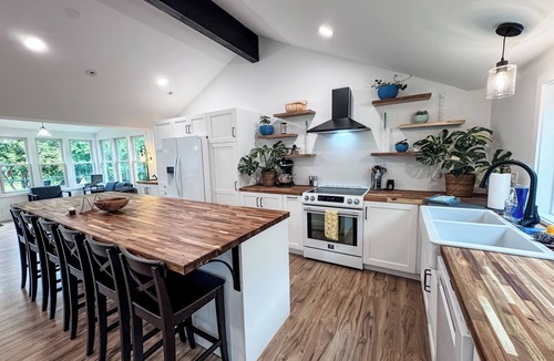 Huntington Cottage | The Cottage at Quill Hollow -Family friendly w/central AC & high end appliances