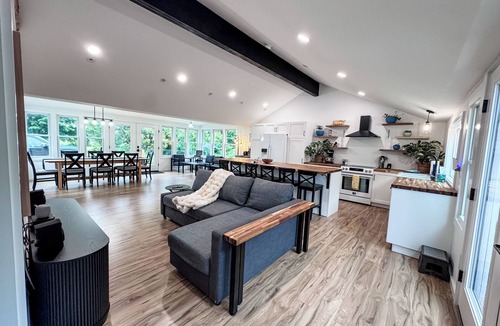 Huntington Cottage | The Cottage at Quill Hollow -Family friendly w/central AC & high end appliances