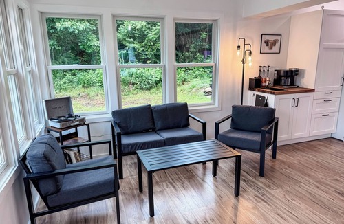 Huntington Cottage | The Cottage at Quill Hollow -Family friendly w/central AC & high end appliances
