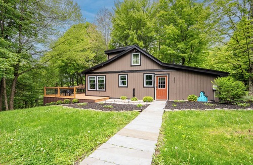 Montrose Cabin | The Cozy Cabin | Hot Tub & Fire Pit | Sleeps 6