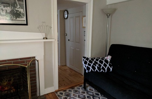 Chester House | The Daffodil 1743 Getaway Apartment