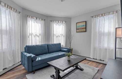 Wanskuck Apartment | The Deluxe-Suite at The North End APT with Laundry