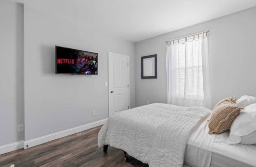 Wanskuck Apartment | The Deluxe-Suite at The North End APT with Laundry