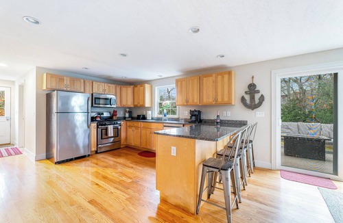 East Falmouth House | The Driftwood Home, 5 min from Mashpee Commons, AC