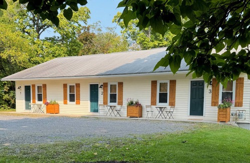 Skaneateles Villa | The Gate - Bungalow