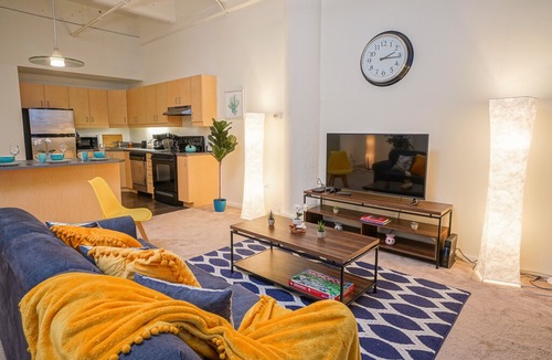 Spring Garden Apartment | The Golden, Exquisite Loft, Parking & City Views