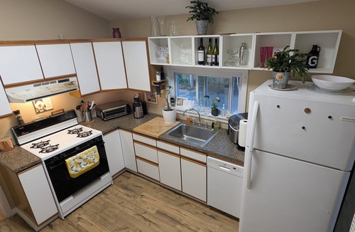 Mastic Beach House | “THE GOOSE” A Charming 2-bedroom bungalow with WiFi and AC in Mastic Beach.