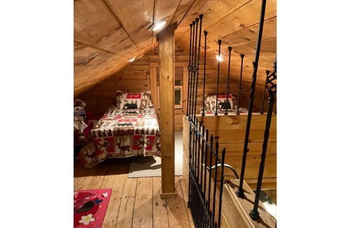 Grafton Cabin | “The Great Escape” Log Cabin in small town NH 💕