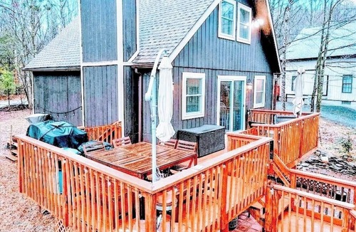Lake Ariel Cottage | The Hideout, Charming 3-bedroom cottage in scenic Lake Ariel with WiFi