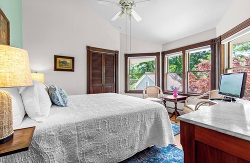 Eastham Bed & Breakfast | The Inn at the Oaks