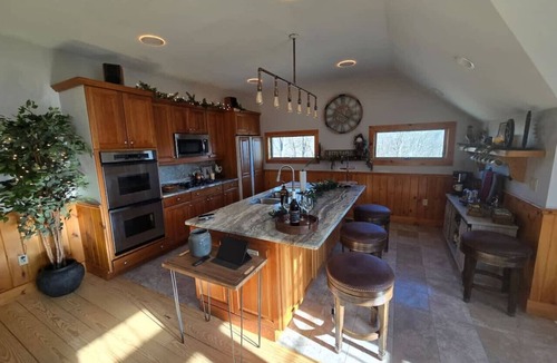 Northfield Apartment | The Jefferson Guest House, Spacious, Special Views