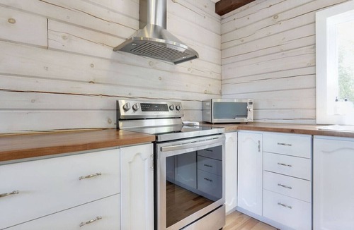 Pontiac House | The Lake Escape - Waterfront, Hot tub, Sleeps 14!