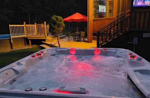 Town of Highland House | The Lake House New Pool Hot Tub Kayaks FirePit Screened Patio Foosball Fireplace