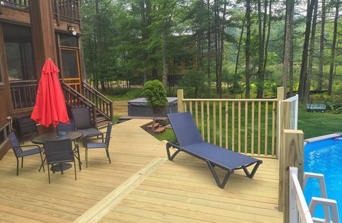 Town of Highland House | The Lake House New Pool Hot Tub Kayaks FirePit Screened Patio Foosball Fireplace