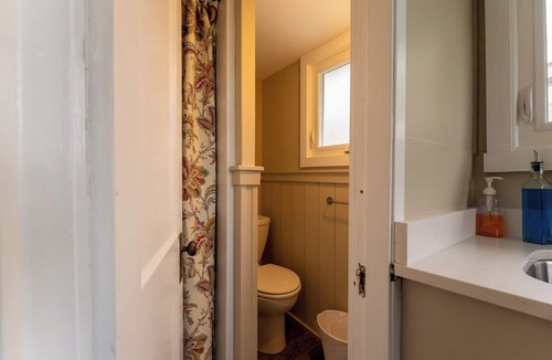 Weirs Beach Cottage | The Lakeveiw Cottage 2 sleeps 2
