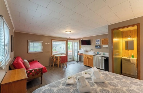 Weirs Beach Cabin | The Lakeview Cottage 10