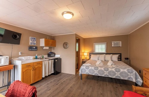 Weirs Beach Cabin | The Lakeview Cottage 10