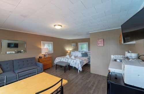 Weirs Beach Cabin | The Lakeview Cottage 11