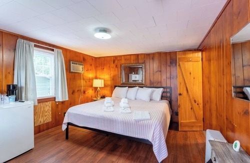 Weirs Beach Cabin | The Lakeview Cottage 14
