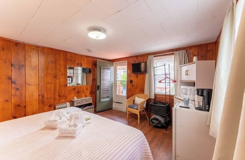 Weirs Beach Cabin | The Lakeview Cottage 14