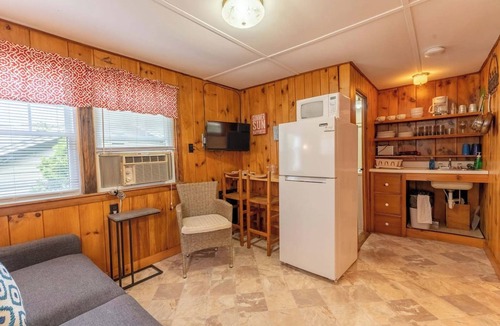 Weirs Beach Cabin | The Lakeview Cottage 15