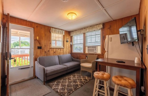 Weirs Beach Cabin | The Lakeview Cottage 16