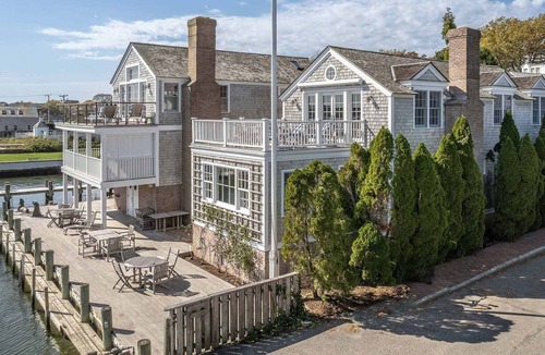 Edgartown House | The lighthouse: Luxurious Dockside Retreat